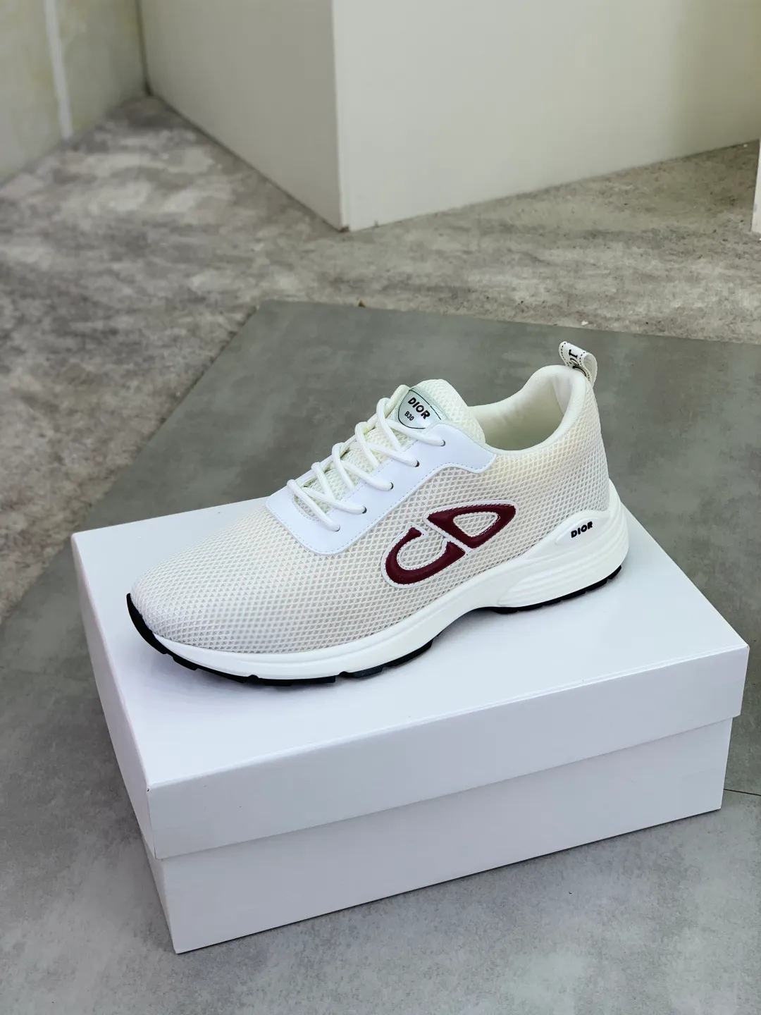 Men's Men's Shoes 💰P420 New Dior Chrono Fly Knit Shoes 2025 New B30 Series, in white and black fly knit series. Both sides are decorated with computer-printed CD logo, star patch on the tongue and Dior logo on the heel. Many details highlight the style. The interior is matched with the original color matching mesh, and the interior of the body is supported by low-temperature shaping sheets, and is filled with light feather cotton to keep the interior full and soft against the feet. The exclusive open-molded outsole adopts a one-piece molding process, so there is no need to worry about problems such as the opening and falling of sole decorative accessories. It is light and comfortable to wear, yet strong and wear-resistant. The two-color shoelaces are accessorized with exquisite metal five-pointed star pendants, creating a high-end, trendy and casual look at all times. Color: white black gray blue code number: 38-44